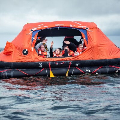 SURVITEC GROUP LIMITED 37 man throw-over self-righting SOLAS A and B pack inflatable liferaft, packed in cylindrical container /  Trademarks: SURVITEC, ENDURA, CREWSAVER, ELLIOT, DSB, SURVITECZODIAC, RFD, SSP, BRUDE, RFD TOYO